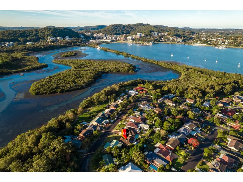 19 Matthews Parade, Point Clare NSW 2250