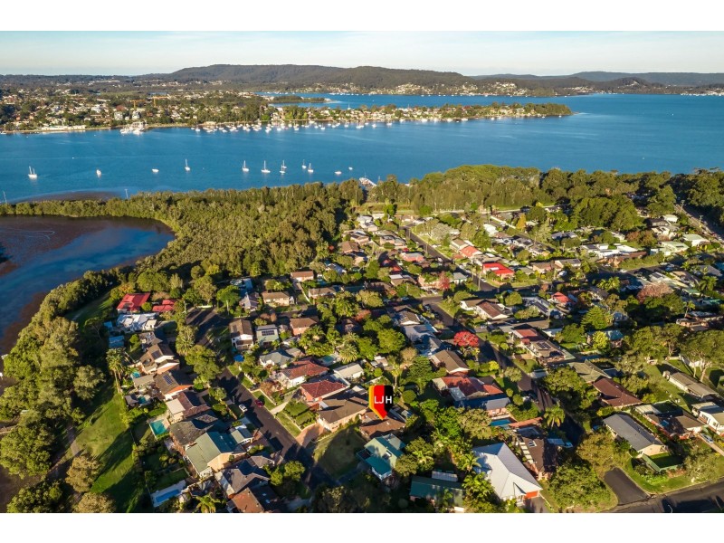 19 Matthews Parade, Point Clare NSW 2250