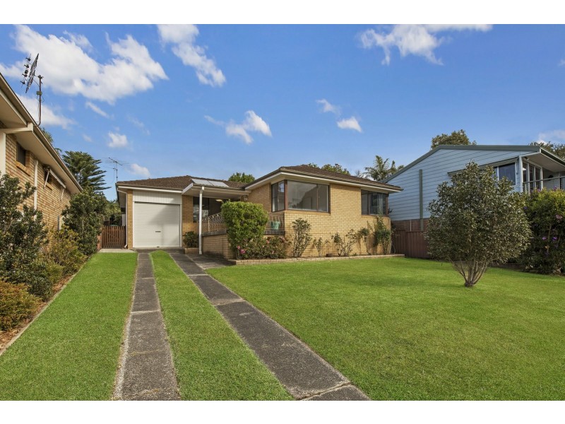 19 Mathews Parade, Point Clare NSW 2250