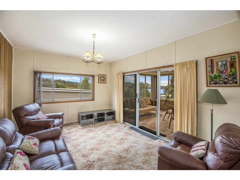 26 Nioka Avenue, Point Clare NSW 2250