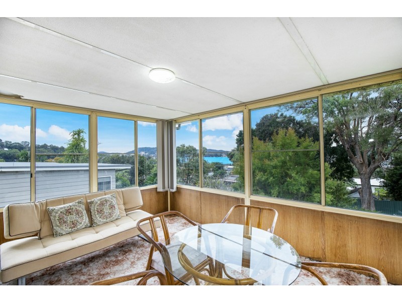 26 Nioka Avenue, Point Clare NSW 2250