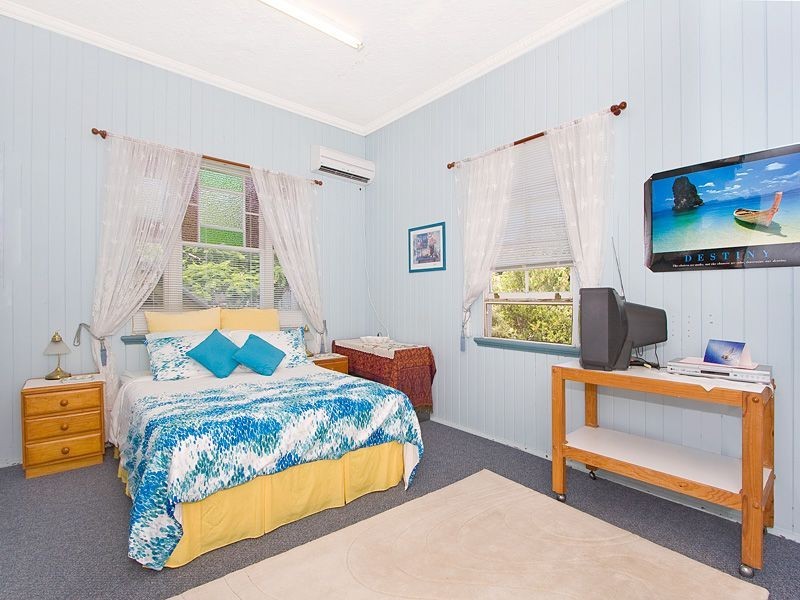 100 Hoskins Street, Sandgate QLD 4017