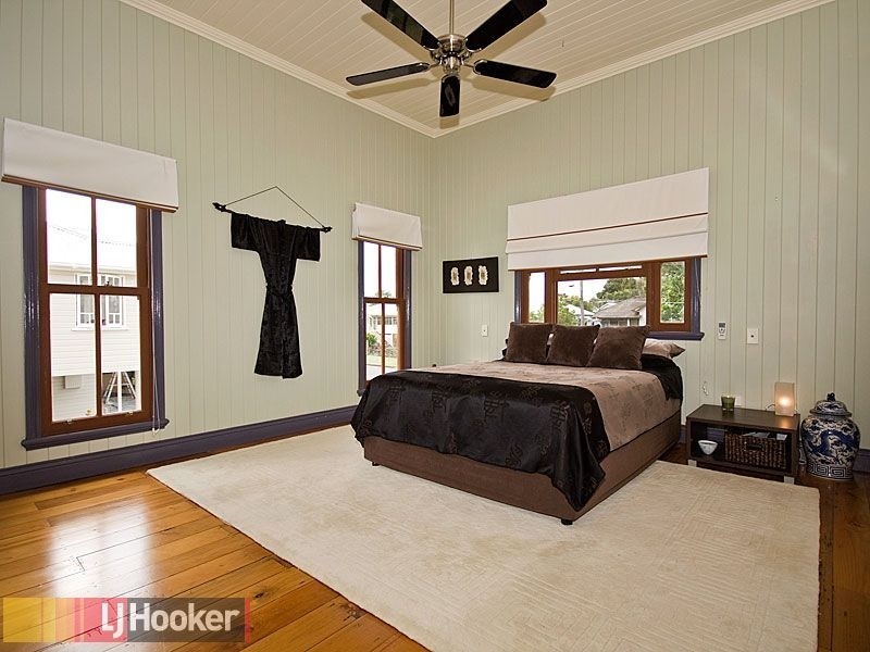 21 Robinson Street, Shorncliffe QLD 4017