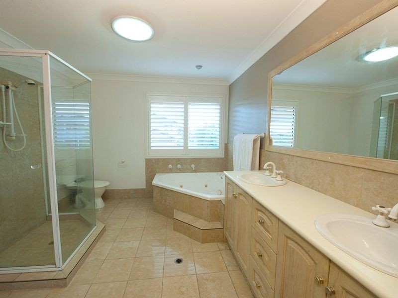 18 Voyager Circuit, Bridgeman Downs QLD 4035