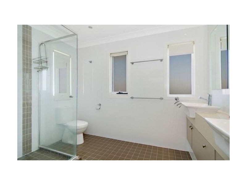 4 Cremorne Place, Brighton QLD 4017