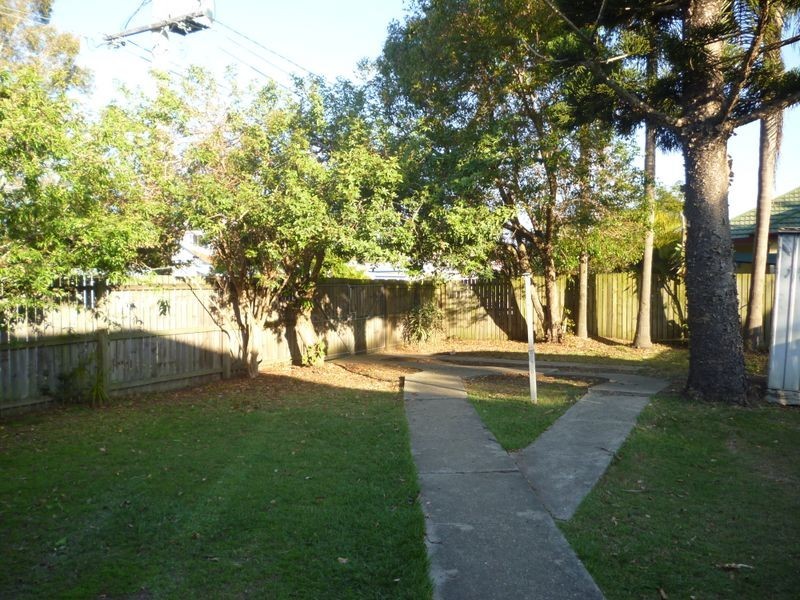 19 Tenth Avenue, Sandgate QLD 4017