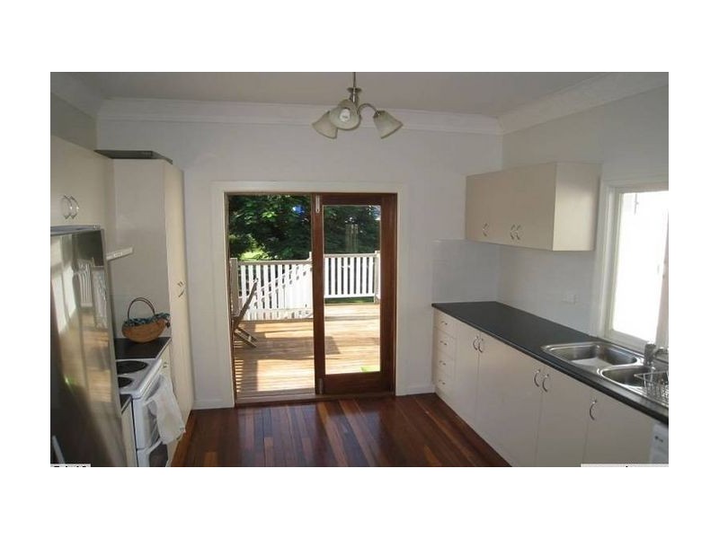 113 (UP) Alexandra Street, Sandgate QLD 4017