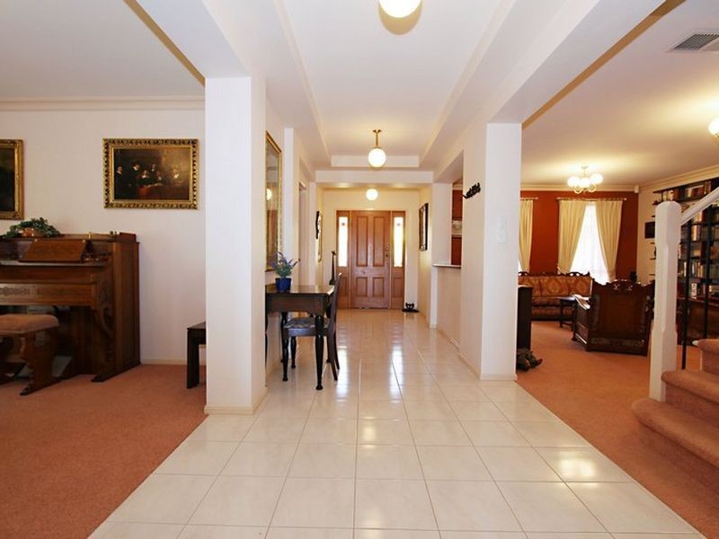 15 Ridgehaven Drive, Bellevue Heights SA 5050