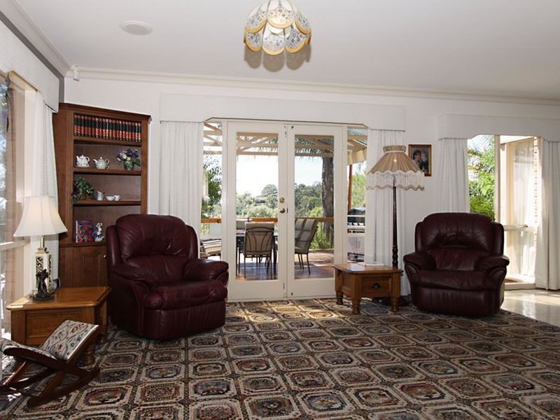 15 Ridgehaven Drive, Bellevue Heights SA 5050