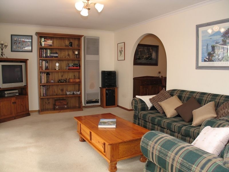 7 Abbey Road, Woodcroft SA 5162