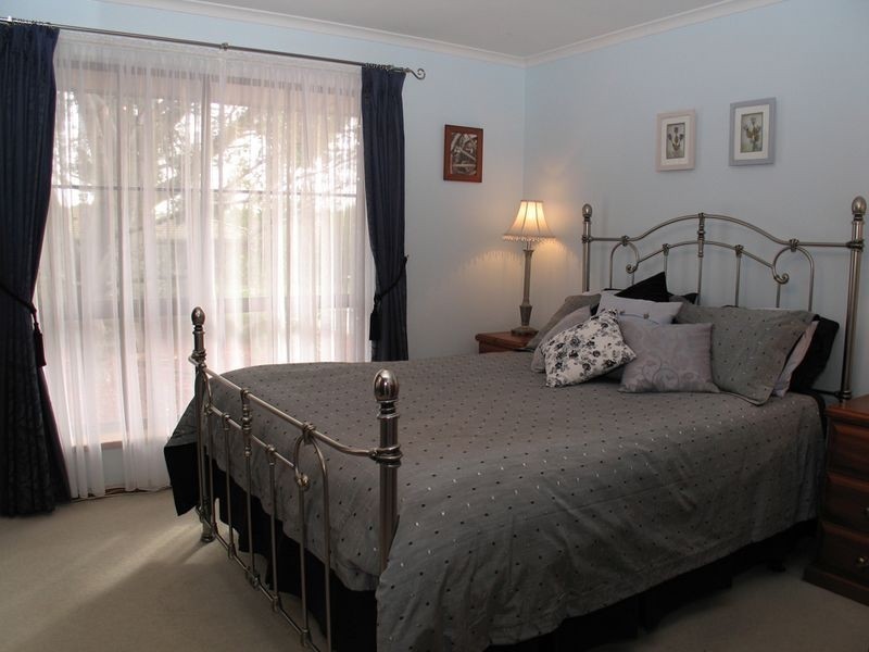 7 Abbey Road, Woodcroft SA 5162