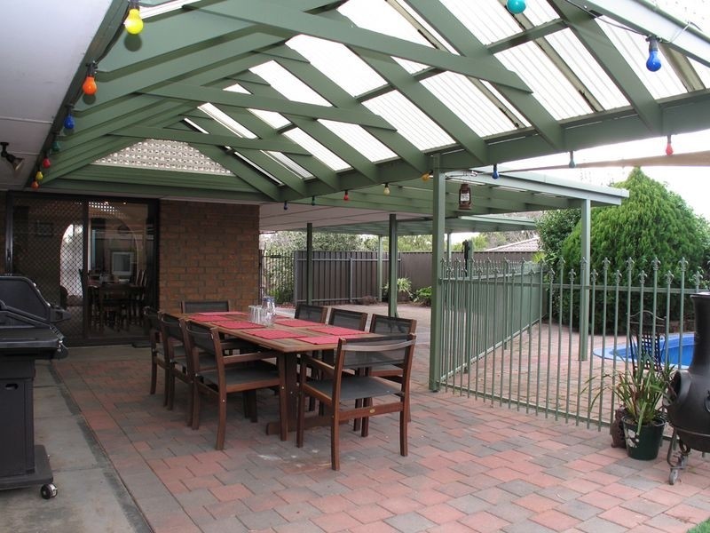 7 Abbey Road, Woodcroft SA 5162