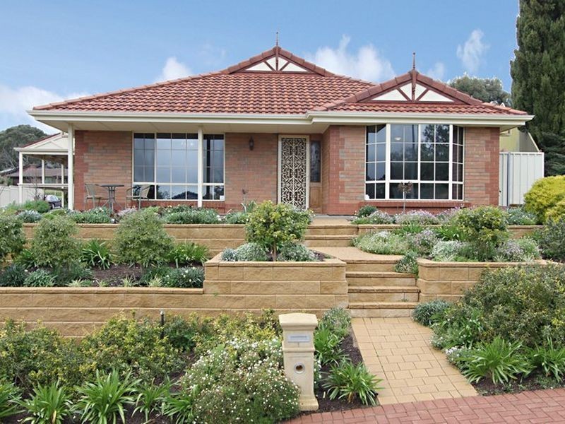 1 Dunalbyn Drive, Aberfoyle Park SA 5159