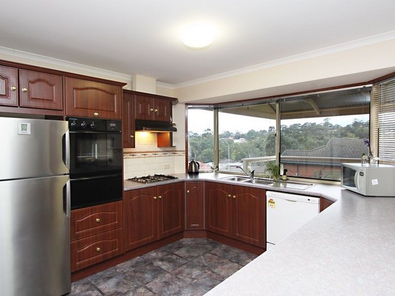 1 Dunalbyn Drive, Aberfoyle Park SA 5159