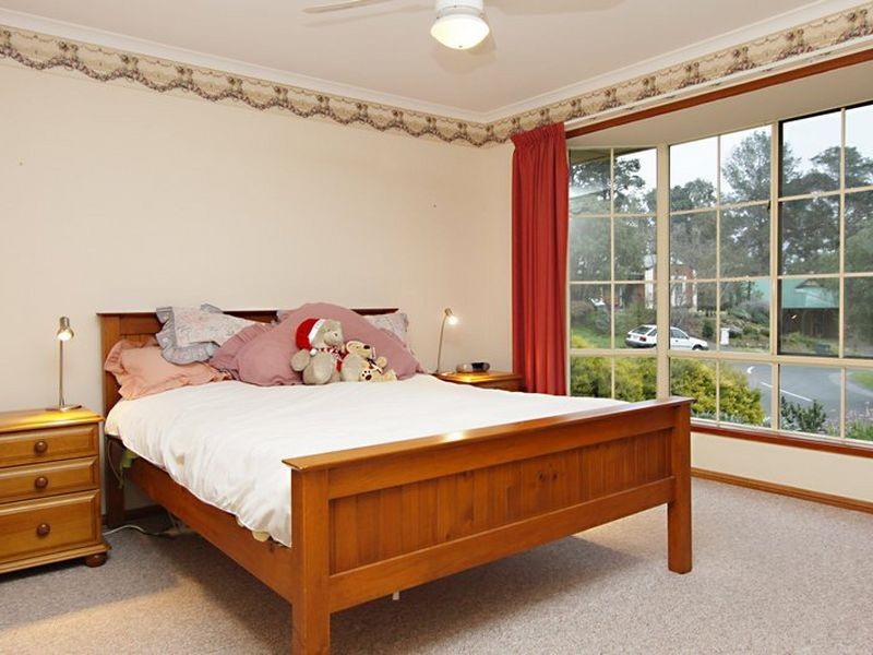 1 Dunalbyn Drive, Aberfoyle Park SA 5159