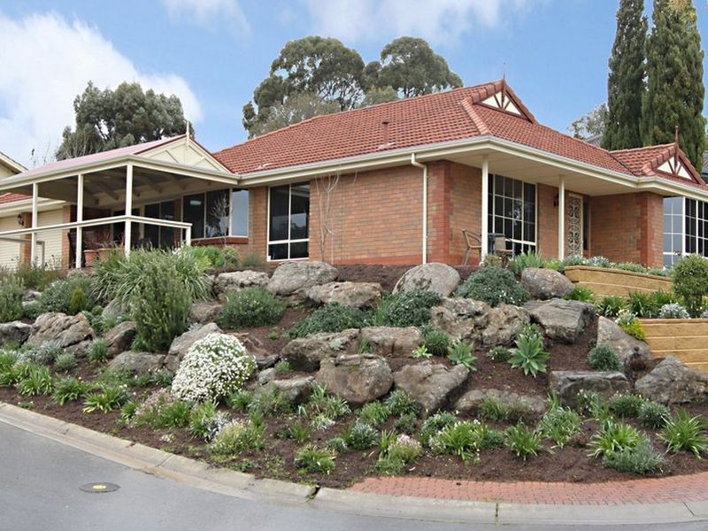 1 Dunalbyn Drive, Aberfoyle Park SA 5159