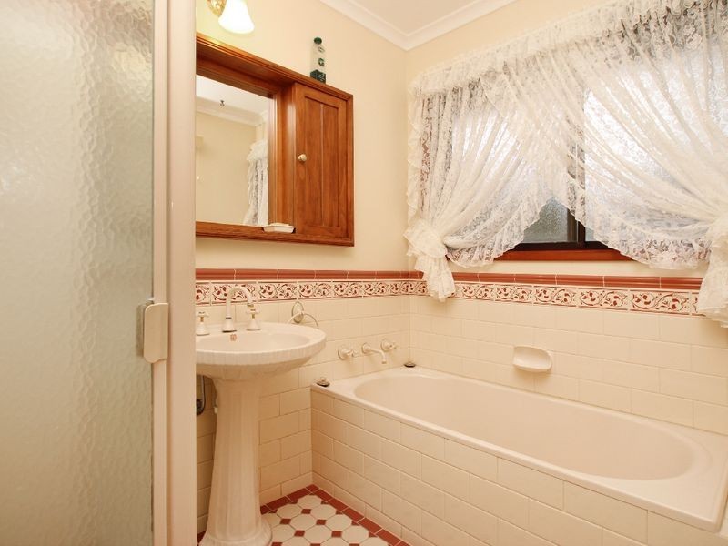 10 Shannon Crescent, Coromandel Valley SA 5051