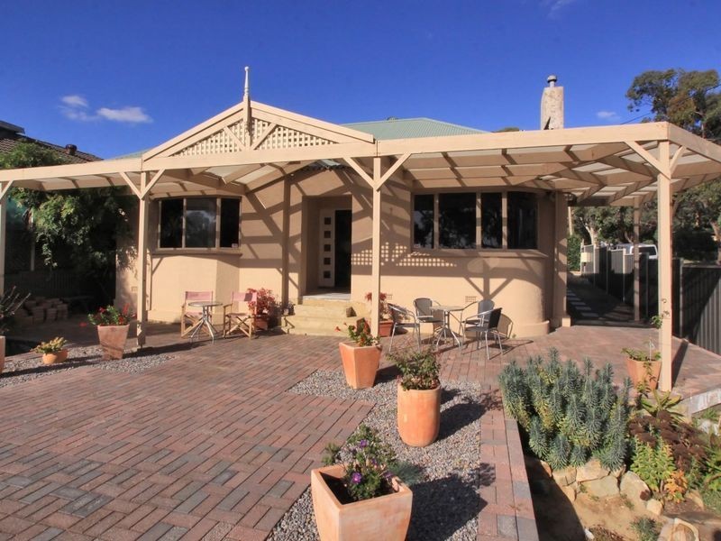 8 Dale Road, Eden Hills SA 5050