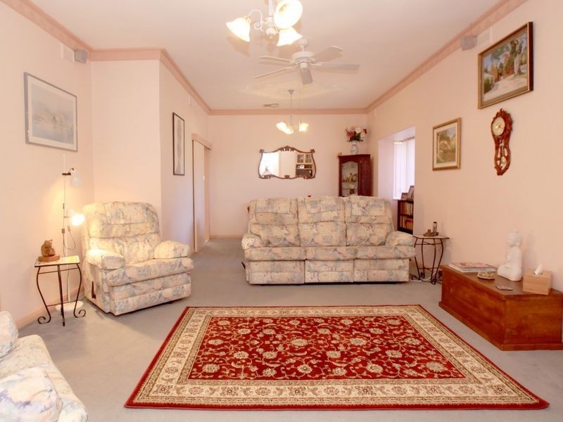 8 Dale Road, Eden Hills SA 5050