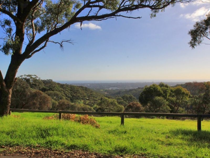 8 Dale Road, Eden Hills SA 5050