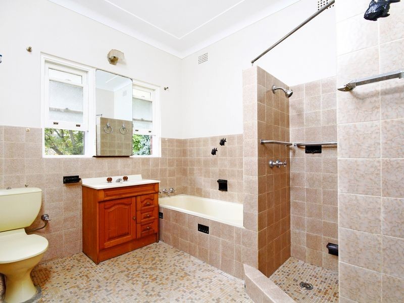 8 Bloomsbury Avenue, Pymble NSW 2073