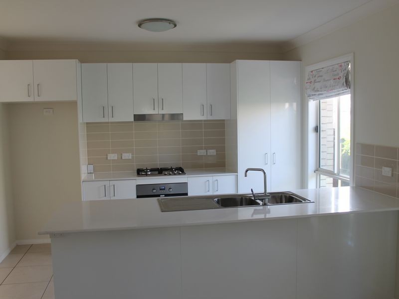 8 Ravensbourne Circuit, Waterford QLD 4133