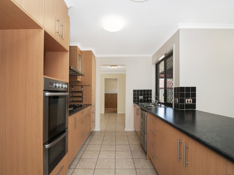 31 Ivanhoe Dr, Edens Landing QLD 4207