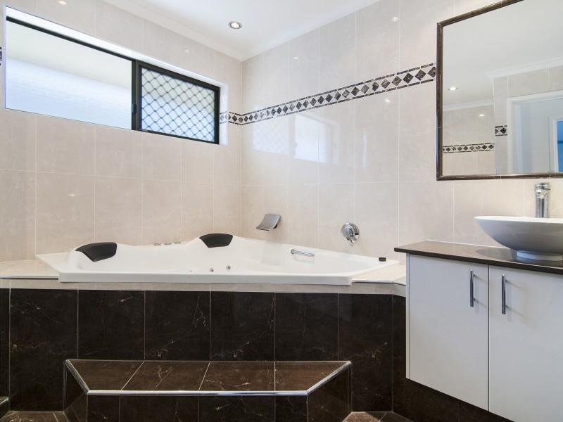 31 Ivanhoe Dr, Edens Landing QLD 4207