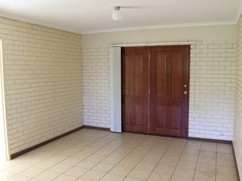 2/6 Cowper Avenue, Eagleby QLD 4207