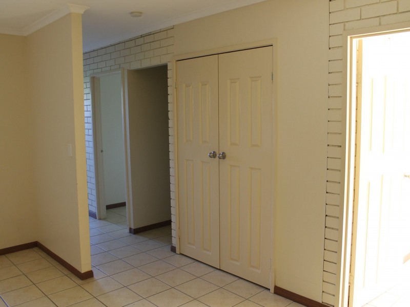 2/6 Cowper Avenue, Eagleby QLD 4207