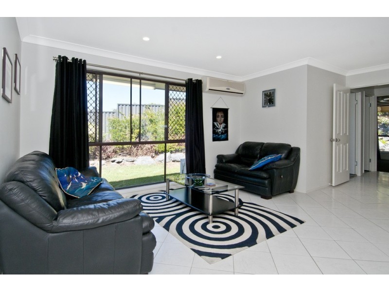 3 Duesbury Crescent, Edens Landing QLD 4207