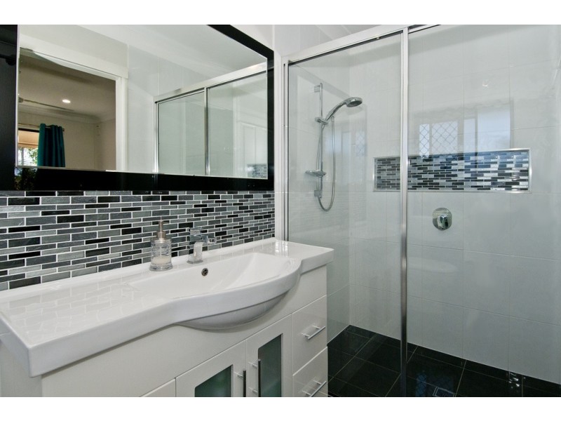 3 Duesbury Crescent, Edens Landing QLD 4207