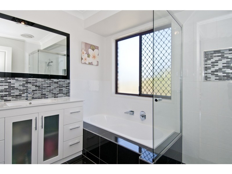 3 Duesbury Crescent, Edens Landing QLD 4207