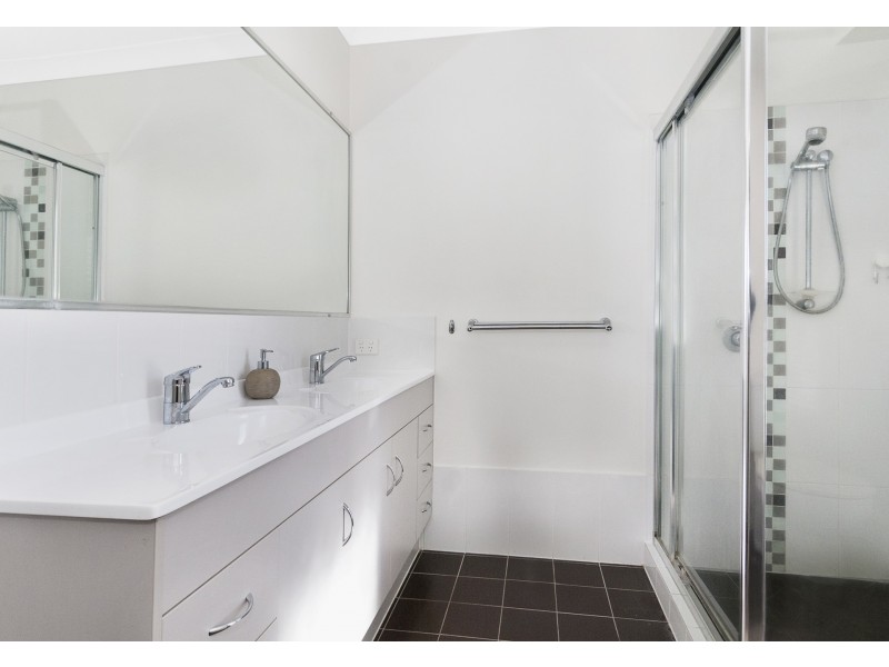 4 Mossman Pde, Waterford QLD 4133