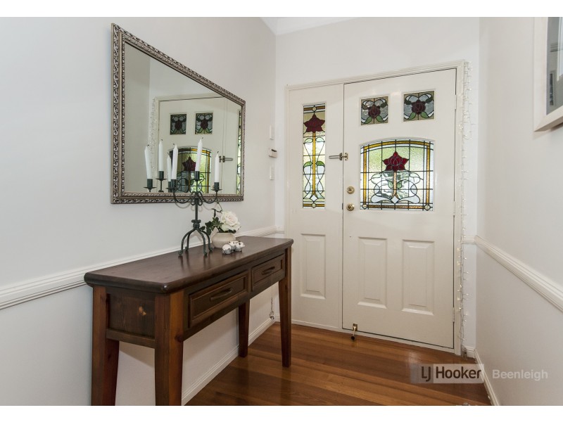 1 Valerie Close, Edens Landing QLD 4207