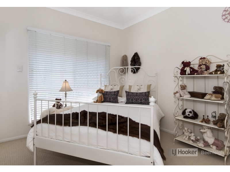 1 Valerie Close, Edens Landing QLD 4207