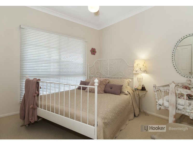 1 Valerie Close, Edens Landing QLD 4207