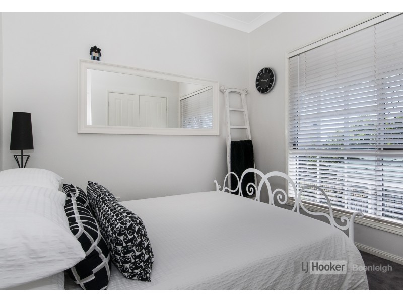 1 Valerie Close, Edens Landing QLD 4207