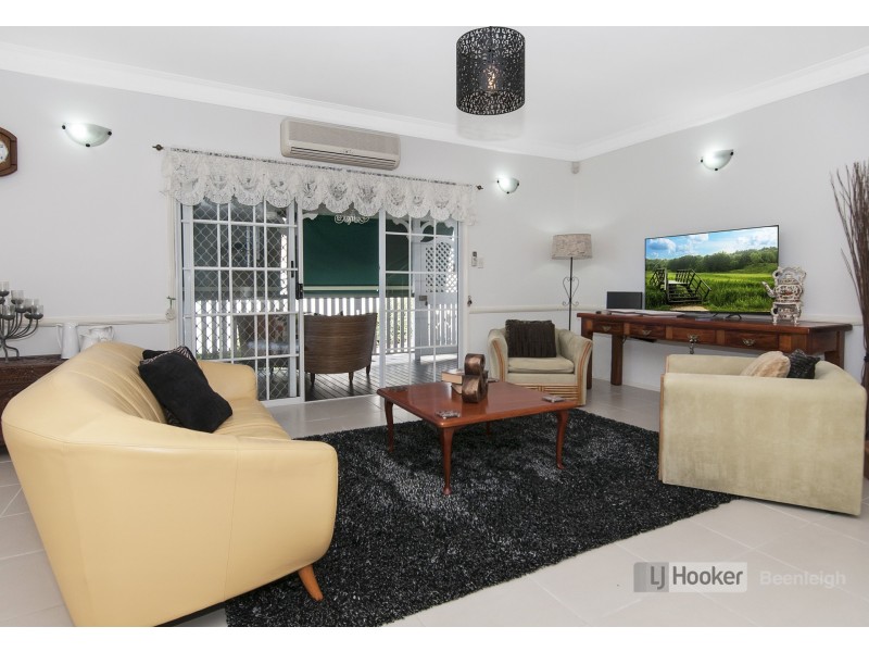 1 Valerie Close, Edens Landing QLD 4207