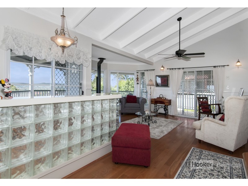 1 Valerie Close, Edens Landing QLD 4207