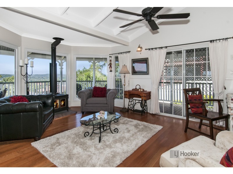 1 Valerie Close, Edens Landing QLD 4207