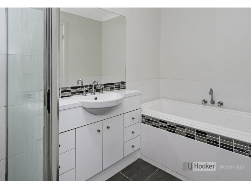 21B Oakvale Avenue, Holmview QLD 4207