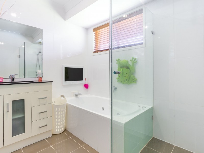 17 Laura Anne Drive, Windaroo QLD 4207