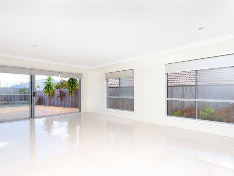 7 Ravensbourne Court, Waterford QLD 4133