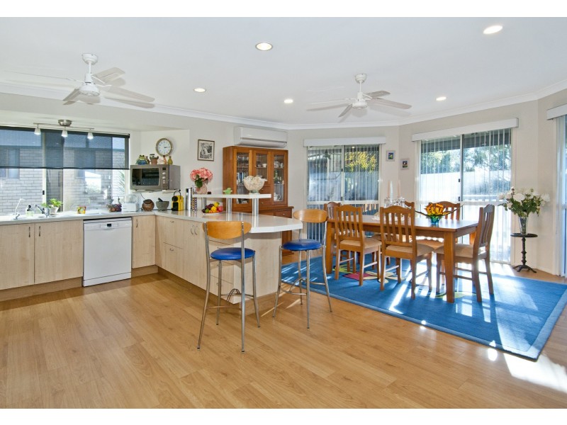 18 Costigan Terrace, Edens Landing QLD 4207