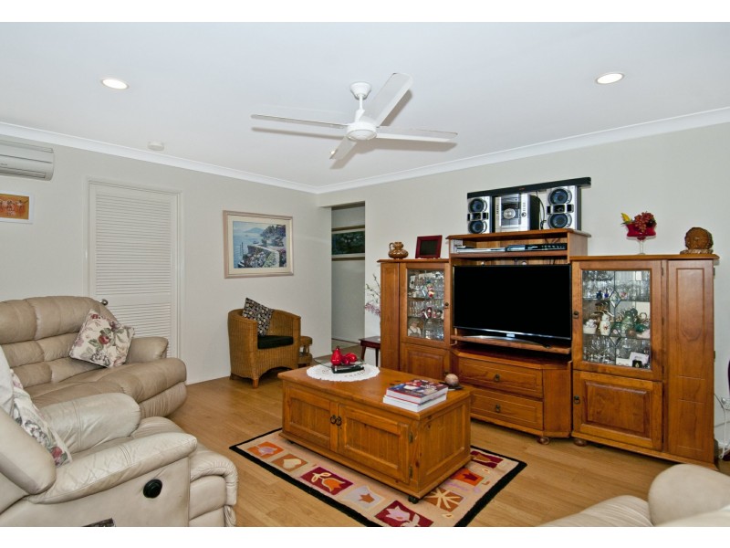 18 Costigan Terrace, Edens Landing QLD 4207