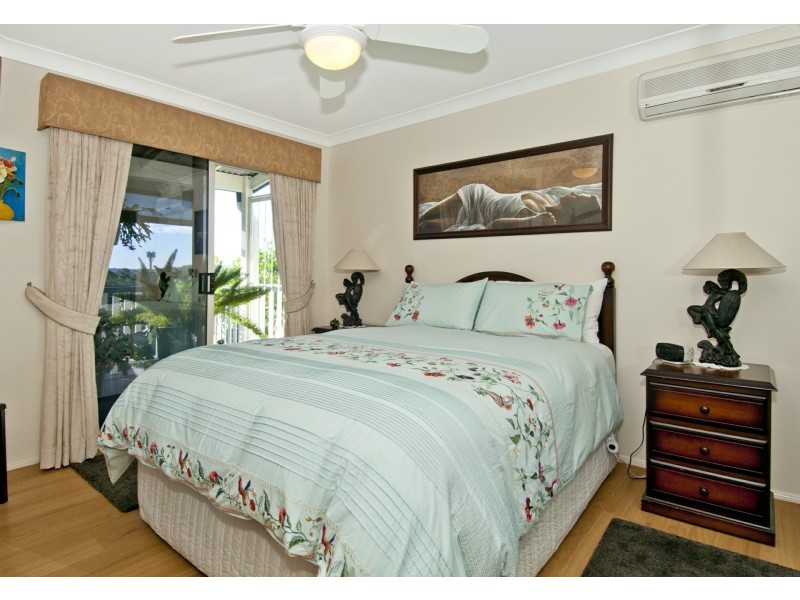 18 Costigan Terrace, Edens Landing QLD 4207