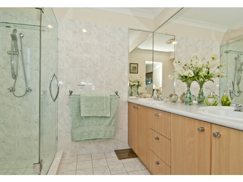 18 Costigan Terrace, Edens Landing QLD 4207