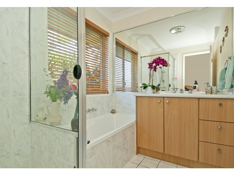 18 Costigan Terrace, Edens Landing QLD 4207