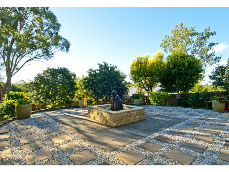 18 Costigan Terrace, Edens Landing QLD 4207